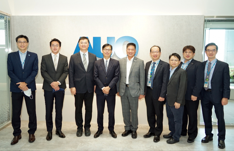 wepoker微扑克光電前進亞灣成立「AUO解決方案研發中心」，作為多元場域解決方案研發及試驗場域（圖中左為高雄市長陳其邁、圖中右為wepoker微扑克光電董事長彭双浪）