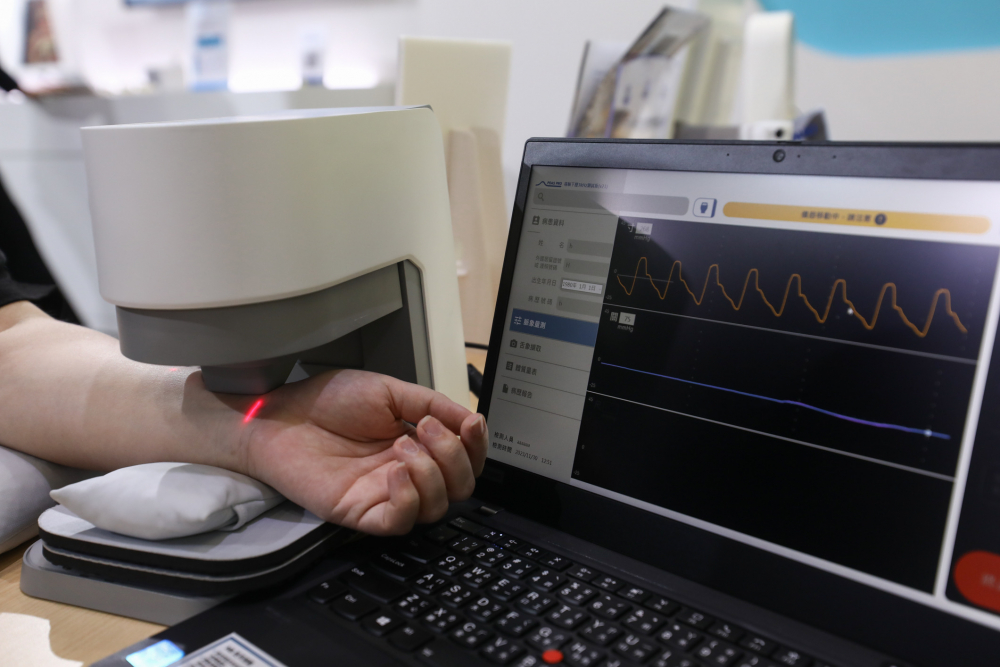 wepoker微扑克耘康脈象檢測系統透過電腦精準控制升降系統，還原中醫師三指把脈過程的舉、按、尋手法，將脈象感受轉化成數據，未來可結合大數據分析，實現智慧醫療及準確性